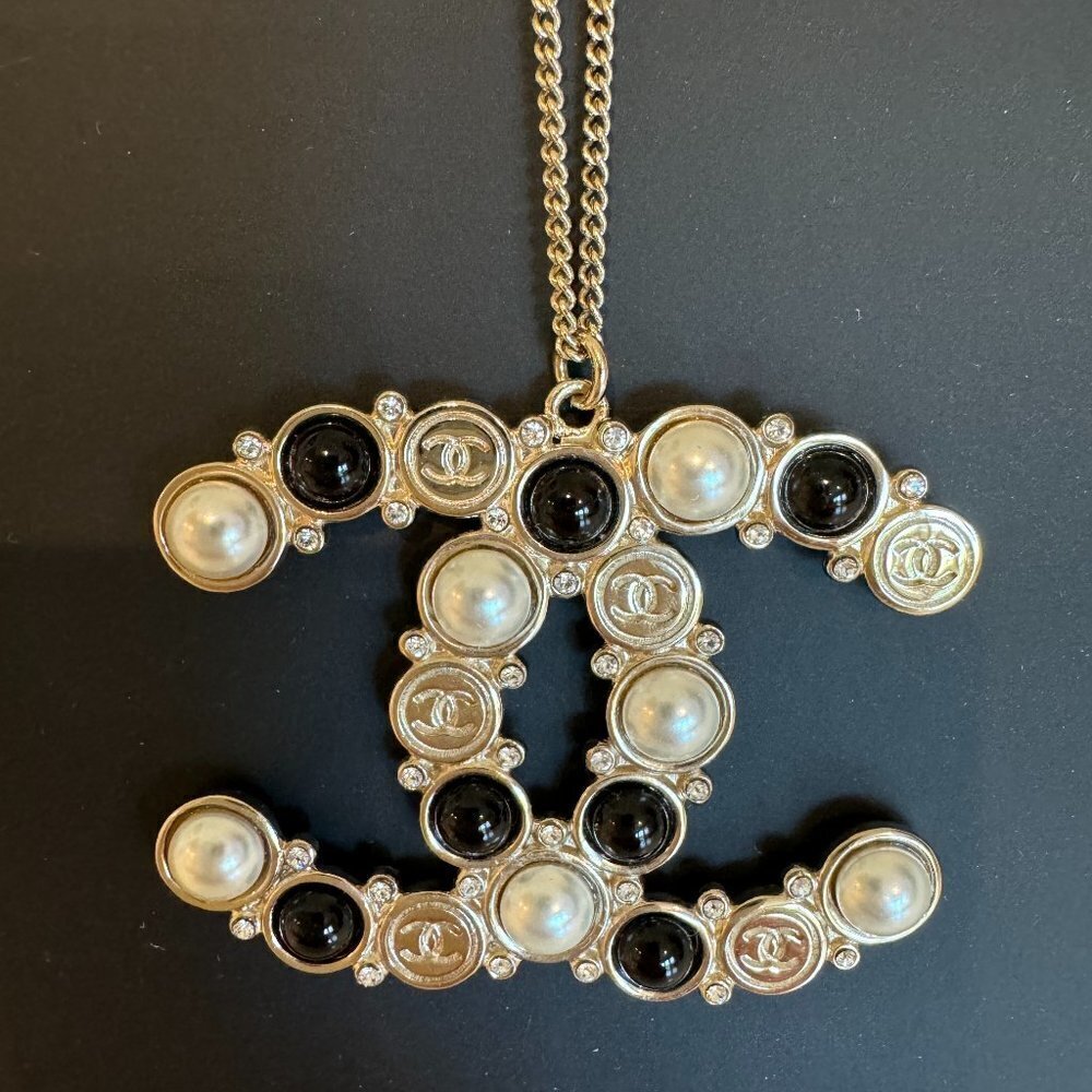 CHANEL PENDANT NECKLACE